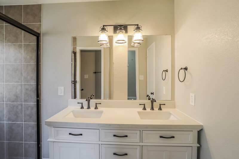 2,300/Mo, 6936 Bentley Ave Fort Worth, TX 76137 Bathroom View