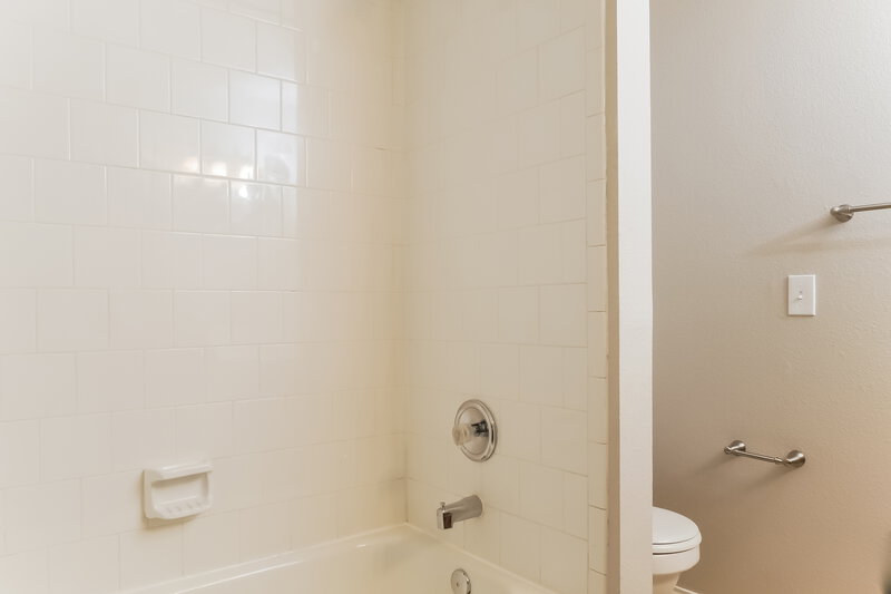 2,180/Mo, 4004 Sonoma Dr Argyle, TX 76226 Main Bathroom View 3