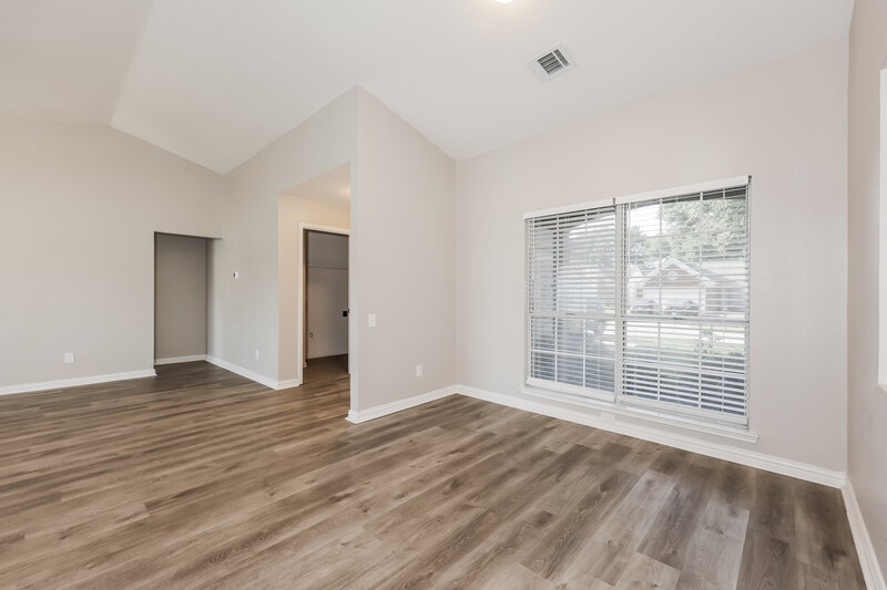 2,325/Mo, 114 Southern Pine Ct Arlington, TX 76018 Living Room View 3