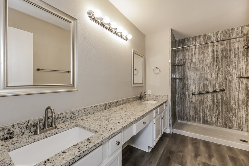 2,325/Mo, 114 Southern Pine Ct Arlington, TX 76018 Main Bathroom View