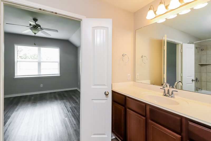 1,945/Mo, 13628 Helix Bridge Way Crowley, TX 76036 Main Bathroom View