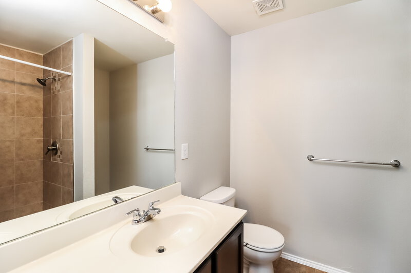2,280/Mo, 10009 Calcite Dr Fort Worth, TX 76131 Main Bathroom View