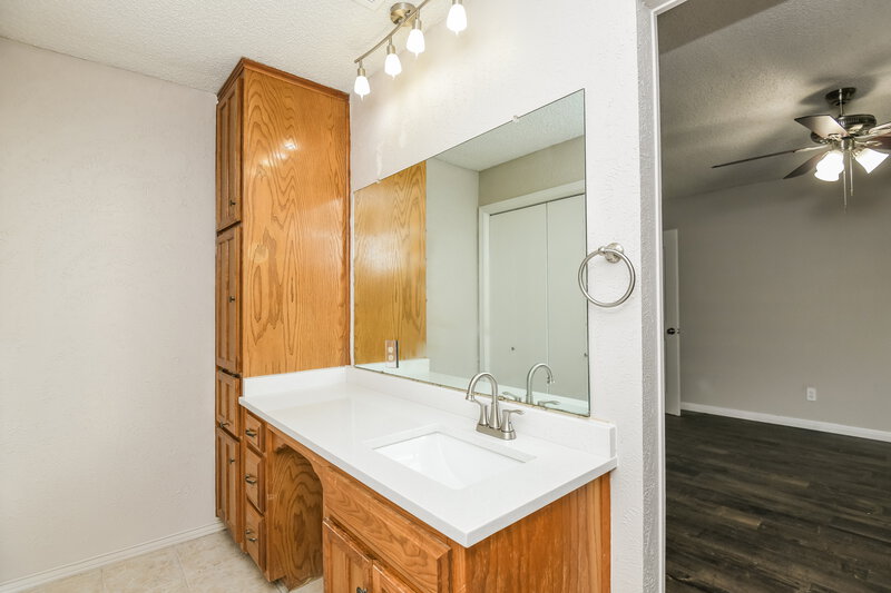 2,005/Mo, 6452 High Lawn Ter Watauga, TX 76148 Main Bathroom View