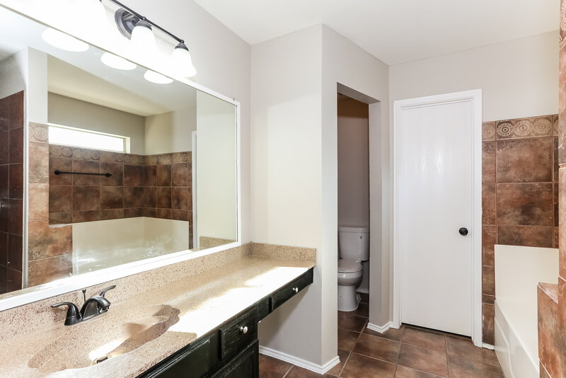 2,345/Mo, 1755 Reynolds St Lancaster, TX 75134 Main Bathroom View
