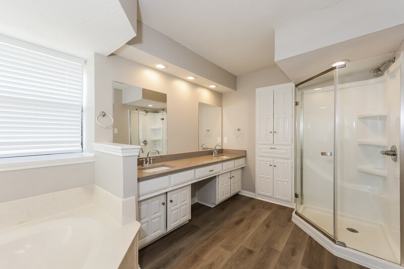 2,345/Mo, 1134 Madlynne Dr Cedar Hill, TX 75104 Main Bathroom View