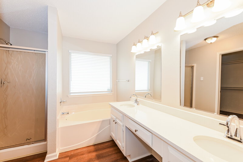 1,941/Mo, 600 Cresent Dr Desoto, TX 75115 Main Bathroom View