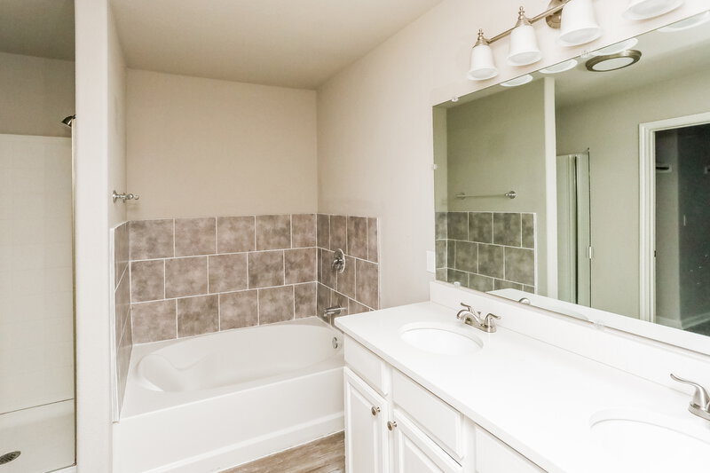 3,170/Mo, 1236 Yukon Dr Glenn Heights, TX 75154 Main Bathroom View