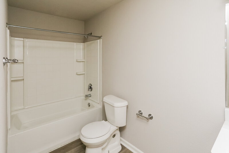 3,170/Mo, 1236 Yukon Dr Glenn Heights, TX 75154 Bathroom View