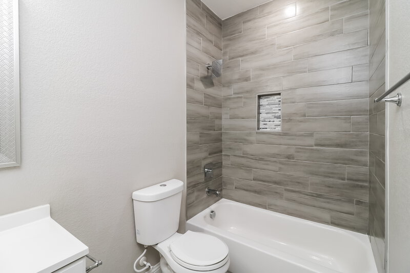 2,210/Mo, 2813 NW 19th St Fort Worth, TX 76106 Primary Bathroom View