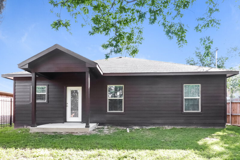 2,210/Mo, 2813 NW 19th St Fort Worth, TX 76106 Rear View