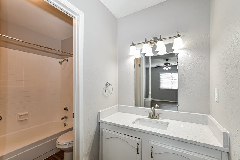2,325/Mo, 413 Everest Ct Cedar Hill, TX 75104 Main Bathroom View