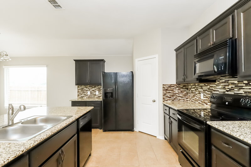 3,230/Mo, 441 Cameron Hill Pt Fort Worth, TX 76134 Kitchen View
