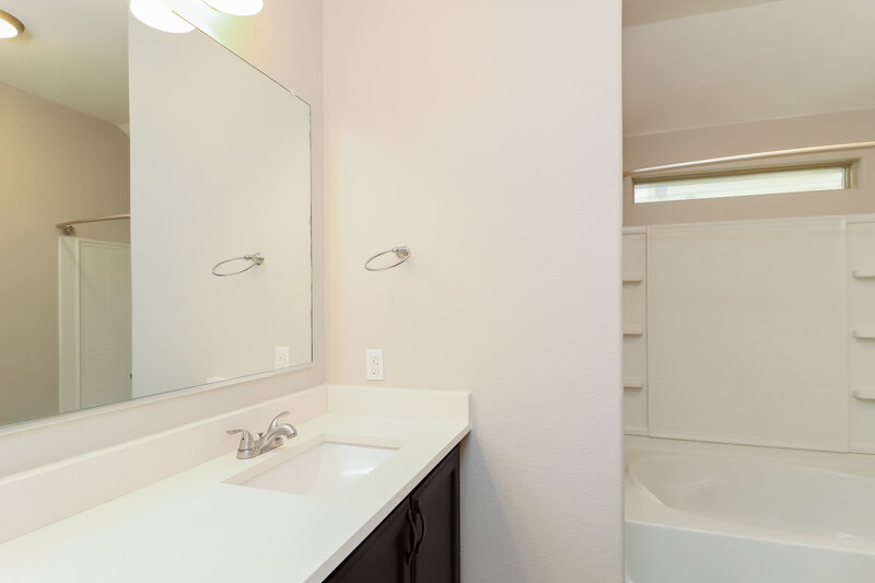 3,230/Mo, 441 Cameron Hill Pt Fort Worth, TX 76134 Main Bathroom View