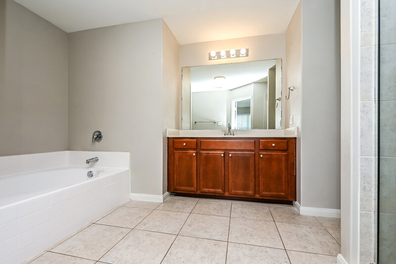 2,200/Mo, 8916 Highland Orchard Dr Fort Worth, TX 76179 Main Bathroom View