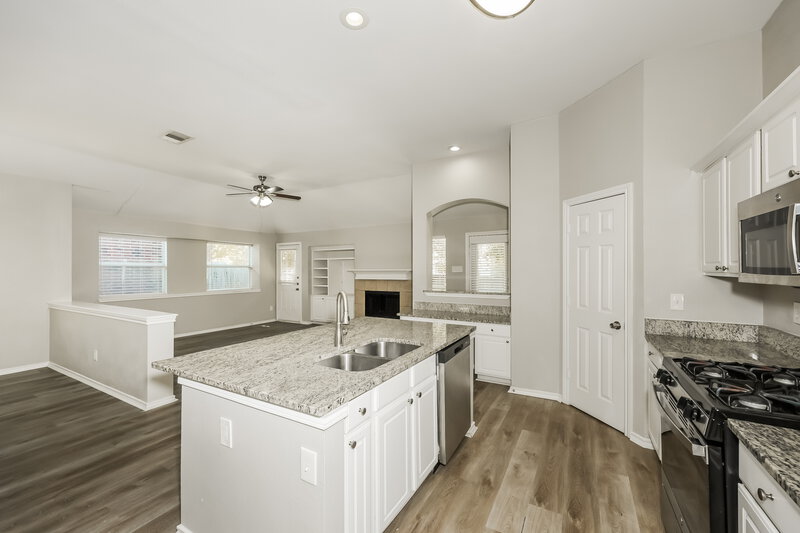 2,240/Mo, 7503 Quail Ridge Dr Arlington, TX 76002 Kitchen View 2