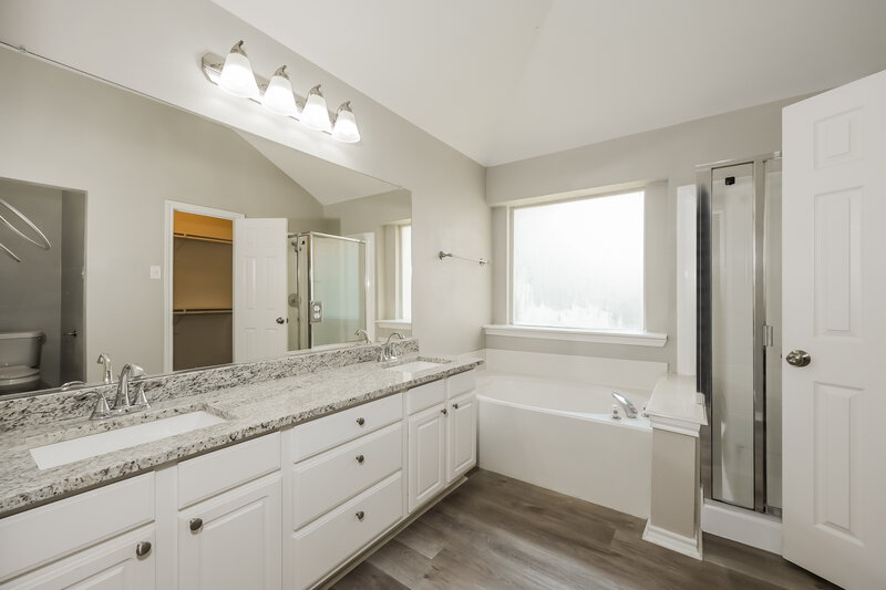2,240/Mo, 7503 Quail Ridge Dr Arlington, TX 76002 Main Bathroom View