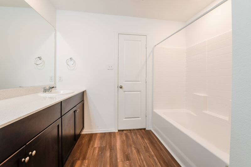 3,950/Mo, 14333 Desert Rain Trl Haslet, TX 76052 Main Bathroom View
