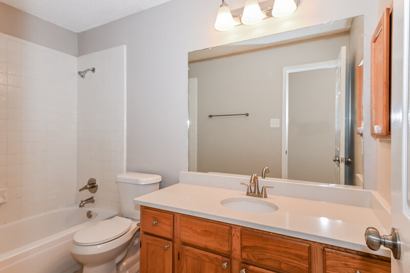 2,380/Mo, 918 Busby Dr Cedar Hill, TX 75104 Bathroom View