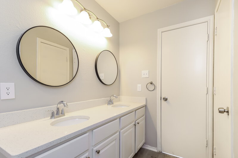 2,475/Mo, 708 Gibson St Cedar Hill, TX 75104 Main Bathroom View