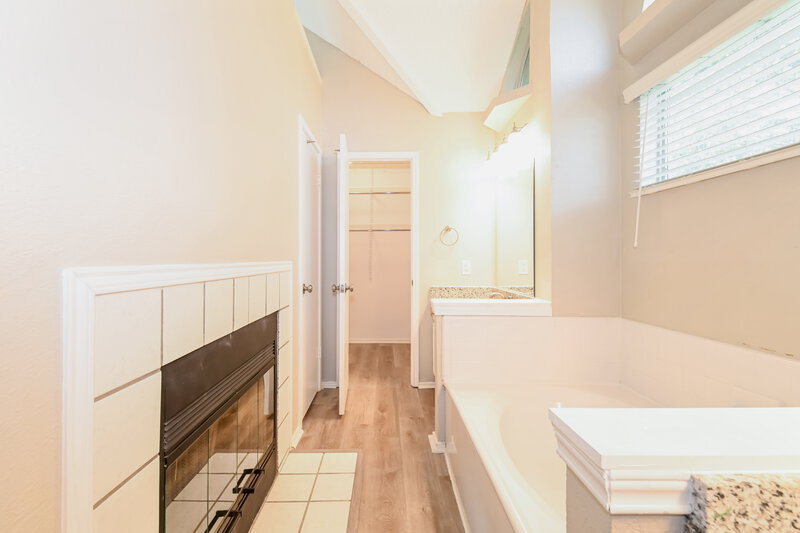 2,435/Mo, 2725 Park Valley Dr Mesquite, TX 75181 Main Bathroom View