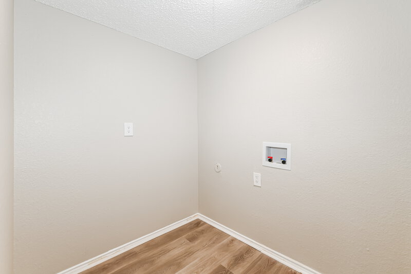 2,435/Mo, 2725 Park Valley Dr Mesquite, TX 75181 Laundry Room View