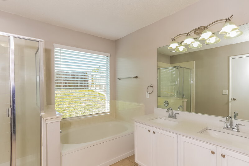 3,200/Mo, 1401 Anglican Dr Arlington, TX 76002 Main Bathroom View