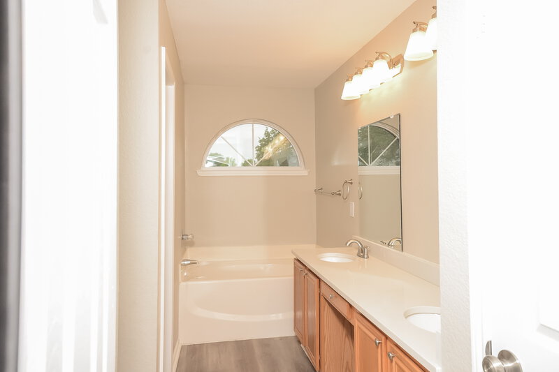 2,375/Mo, 104 S Rolling Meadows Dr Wylie, TX 75098 Main Bathroom View