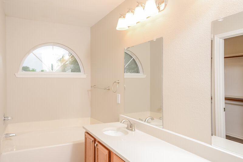 2,375/Mo, 104 S Rolling Meadows Dr Wylie, TX 75098 Main Bathroom View 2