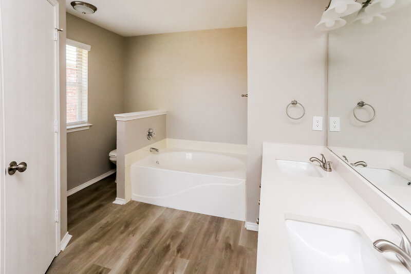 2,620/Mo, 2704 Jennie Wells Dr Mansfield, TX 76063 Main Bathroom View