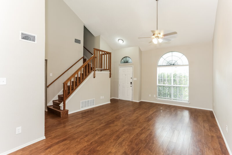 2,805/Mo, 2419 Bennington Dr Arlington, TX 76018 Living Room View 2