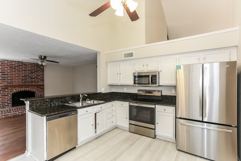 2,805/Mo, 2419 Bennington Dr Arlington, TX 76018 Kitchen View 2