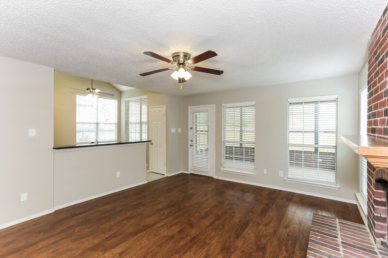 2,805/Mo, 2419 Bennington Dr Arlington, TX 76018 Family Room View