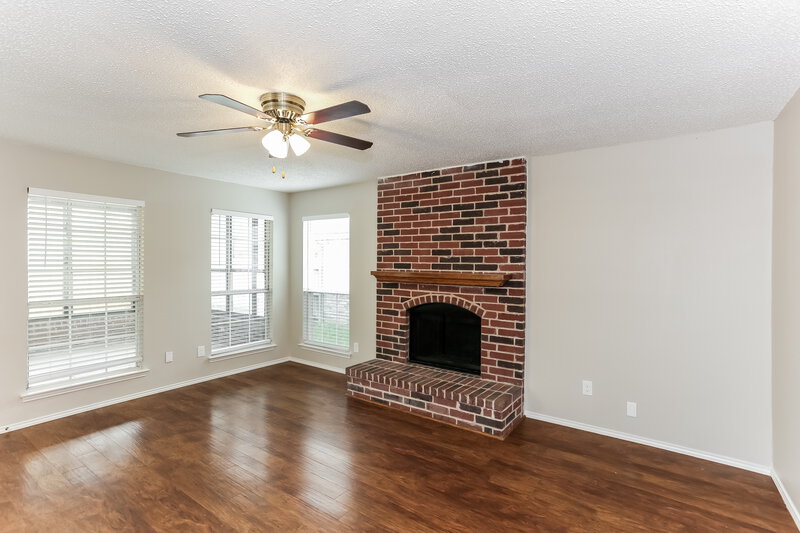 2,805/Mo, 2419 Bennington Dr Arlington, TX 76018 Family Room View 2