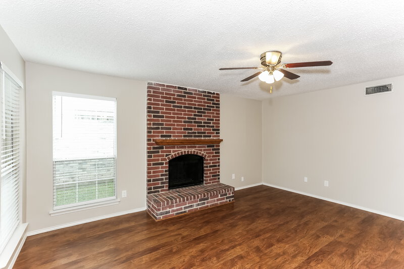 2,805/Mo, 2419 Bennington Dr Arlington, TX 76018 Family Room View 3