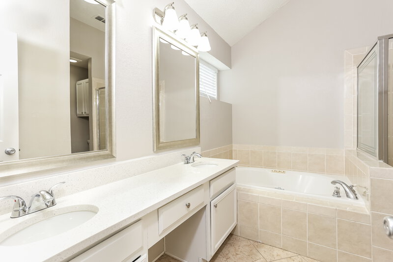 2,805/Mo, 2419 Bennington Dr Arlington, TX 76018 Main Bathroom View