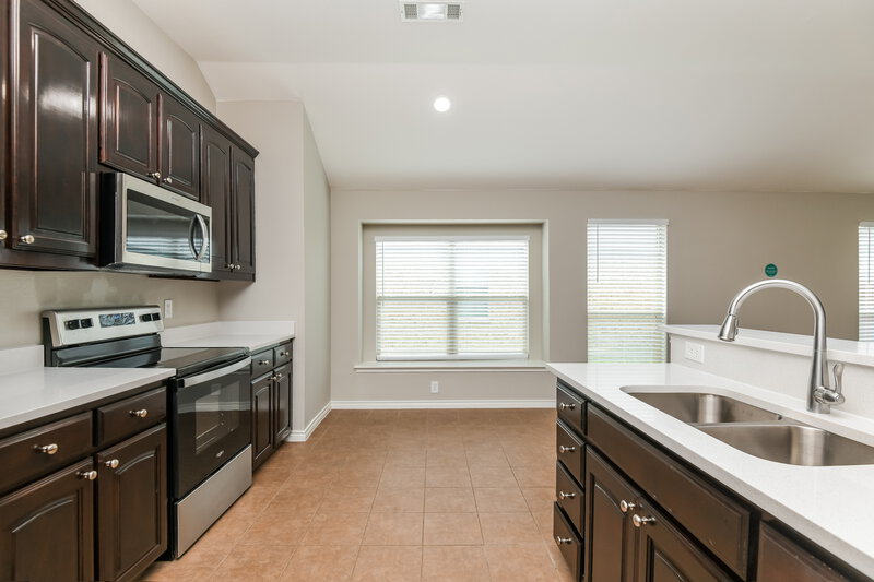 2,095/Mo, 272 Spring Hollow Dr Saginaw, TX 76131 Kitchen View 2