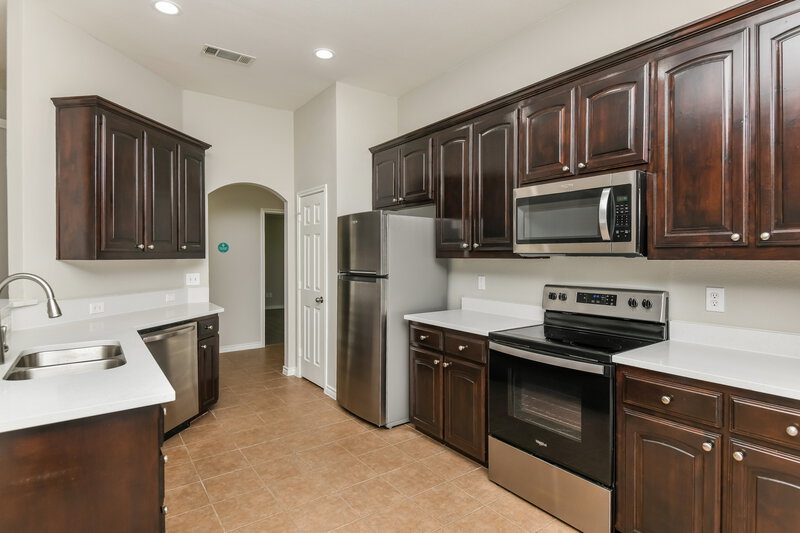 2,095/Mo, 272 Spring Hollow Dr Saginaw, TX 76131 Kitchen View 3