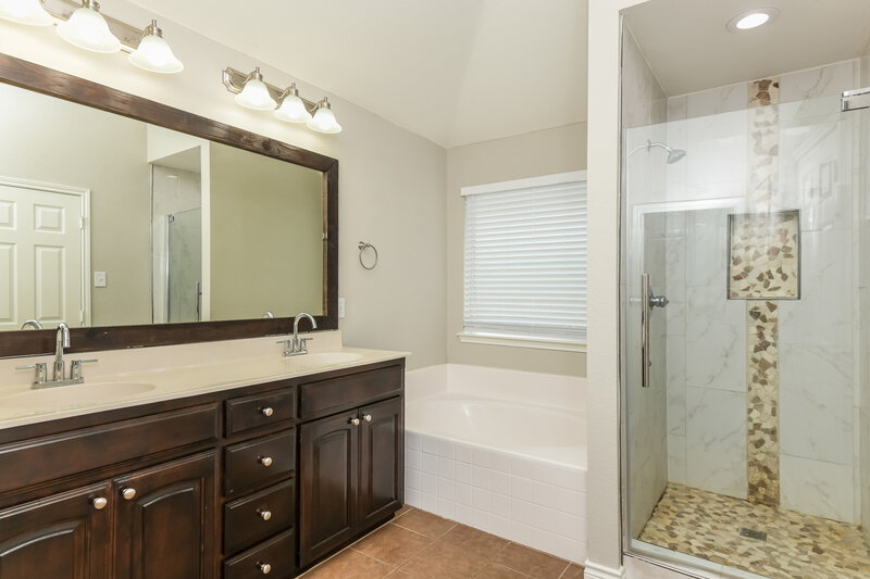 2,095/Mo, 272 Spring Hollow Dr Saginaw, TX 76131 Main Bathroom View