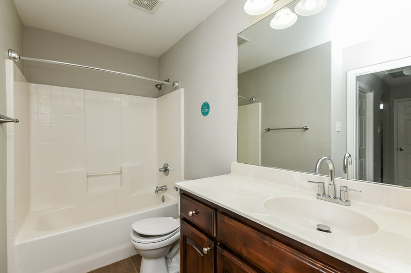 2,095/Mo, 272 Spring Hollow Dr Saginaw, TX 76131 Bathroom View
