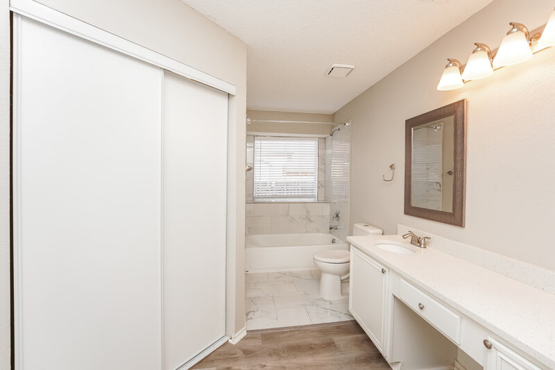 2,380/Mo, 809 Clover Hill Ln Cedar Hill, TX 75104 Main Bathroom View