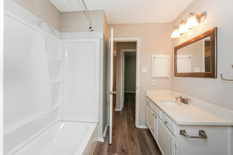 2,380/Mo, 809 Clover Hill Ln Cedar Hill, TX 75104 Bathroom View