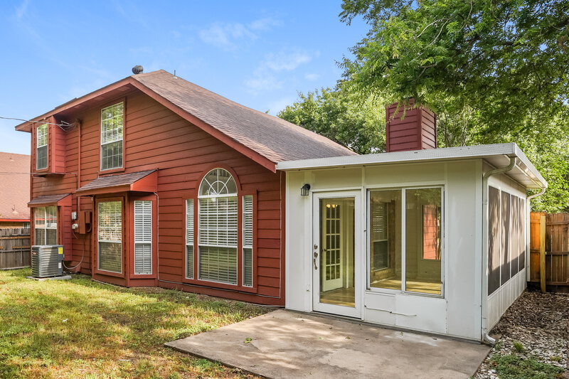 2,380/Mo, 809 Clover Hill Ln Cedar Hill, TX 75104 rtear View