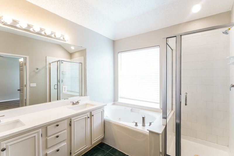 2,475/Mo, 4612 Parkmount Dr Fort Worth, TX 76137 Main Bathroom View