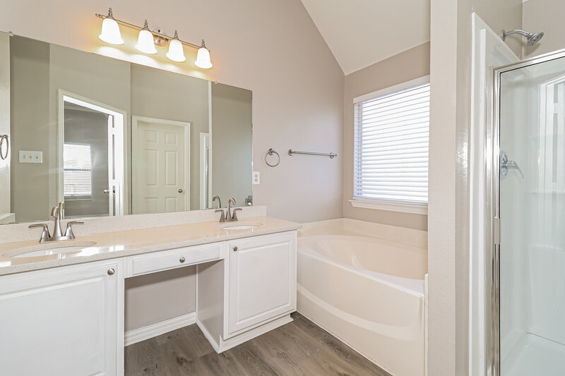 2,170/Mo, 217 Ute Creek Ct Burleson, TX 76028 Main Bathroom View