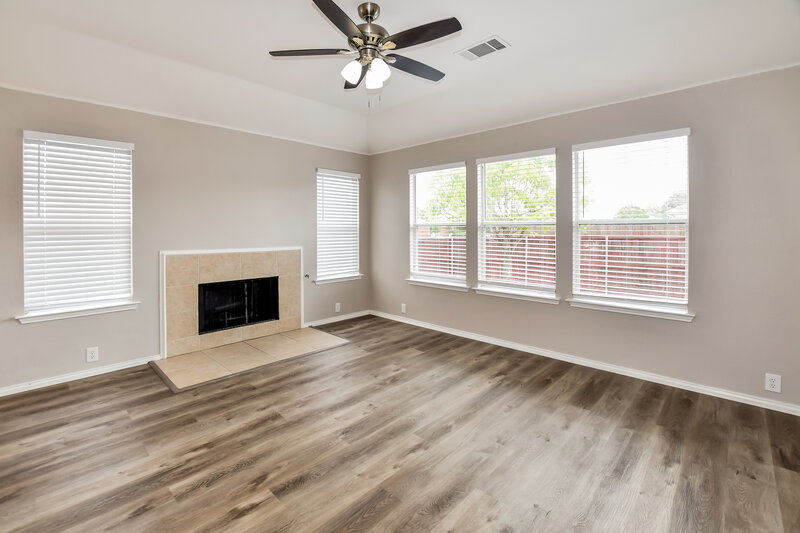 2,125/Mo, 308 Sandy Ln Royse City, TX 75189 Living Room View 2