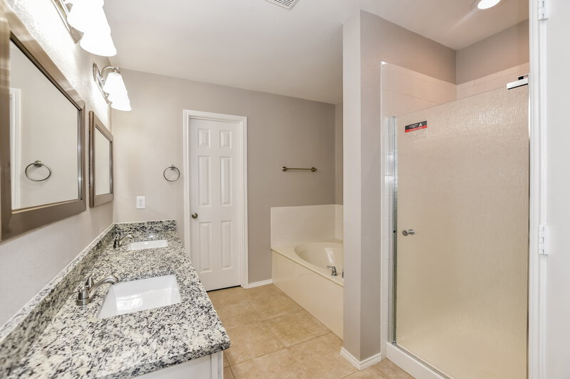 2,125/Mo, 308 Sandy Ln Royse City, TX 75189 Main Bathroom View