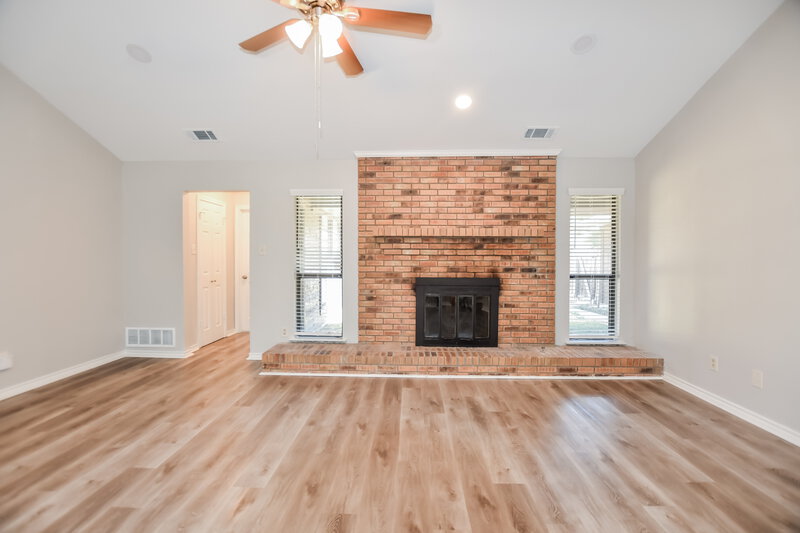 2,725/Mo, 410 Heritage St Rockwall, TX 75087 Living Room View 3