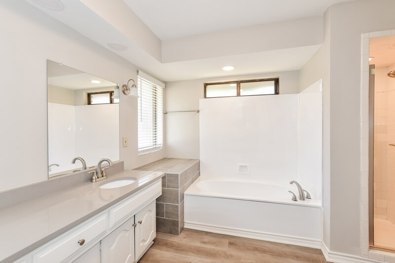 2,725/Mo, 410 Heritage St Rockwall, TX 75087 Main Bathroom View