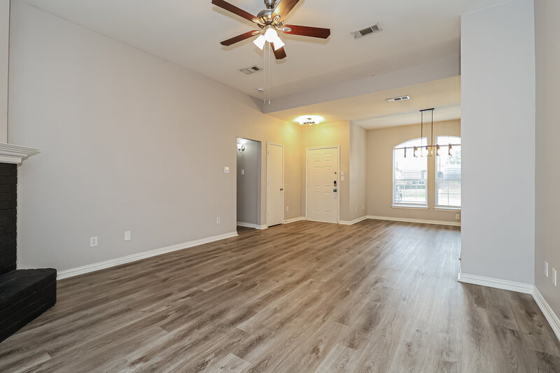 2,180/Mo, 113 Oak Hollow Ln Red Oak, TX 75154 Living Room View 2