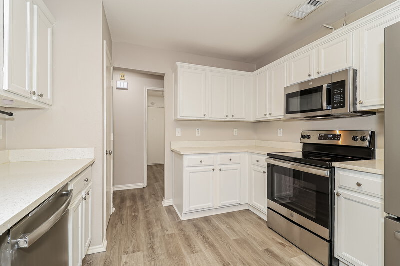 2,180/Mo, 113 Oak Hollow Ln Red Oak, TX 75154 Kitchen View